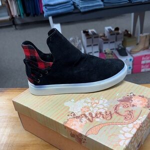 Very G Black and Red Women's Shoes